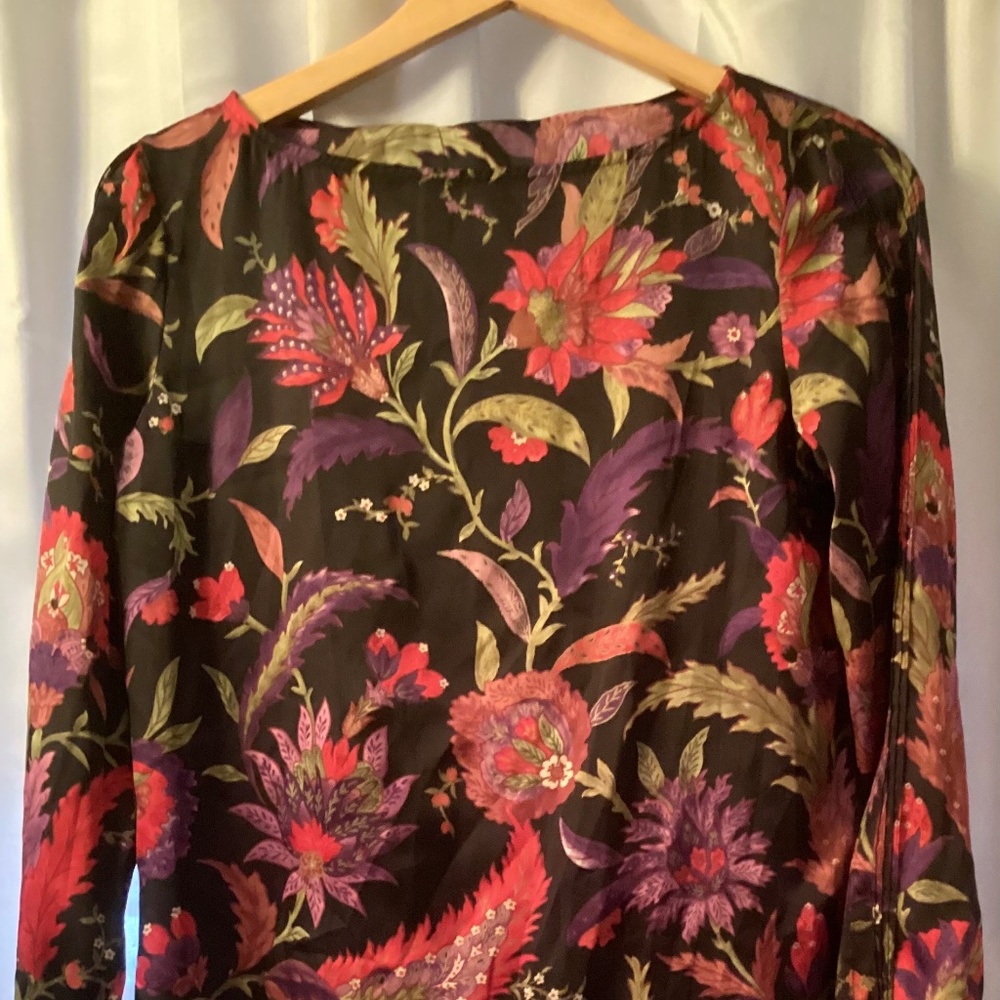 NWT MP lightweight, flower/colorful pullover top. Can be worn in any season